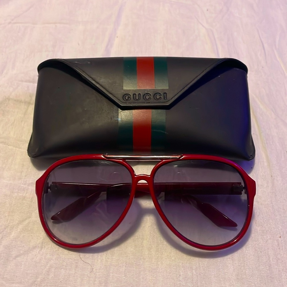 Red Gucci classic glasses aviators